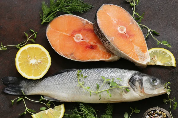 Raw Fish Sea Bass Salmon Lemon Herbs — Stock Photo, Image
