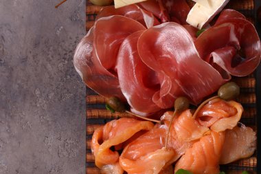 Çeşit çeşit jambon, somon ve salam sosisi - antipasti aperatifi