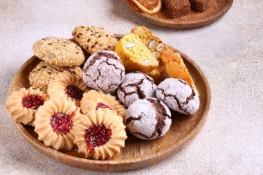 Tatlı olarak kurabiyeler masada.