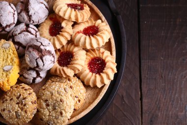 Tatlı olarak kurabiyeler masada.