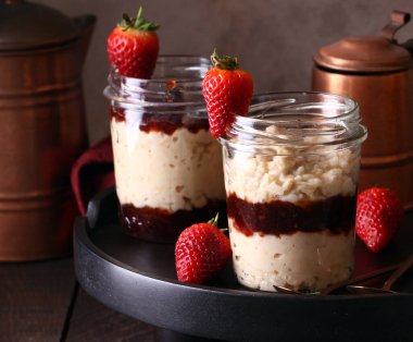 Kahvaltı cam kavanozda reçelli lapa