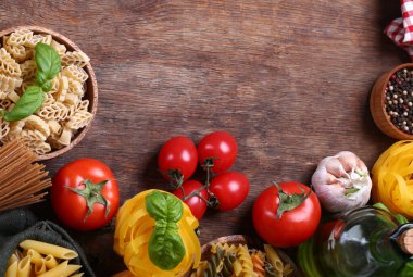 Masada çeşitli makarna ve spagetti var.