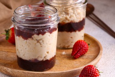 Kahvaltı cam kavanozda reçelli lapa