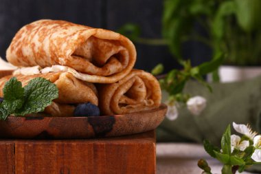 Masadaki tavaya doldurulmuş gözleme.