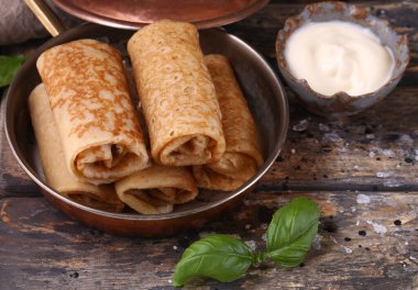 Masadaki tavaya doldurulmuş gözleme.