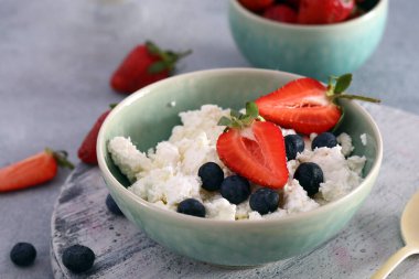 Kahvaltıda taze süzme peynir ve böğürtlen
