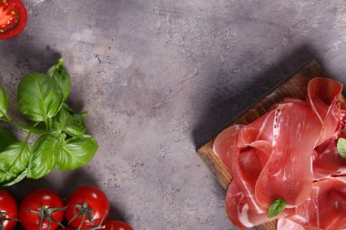 Tahtada taze jambon.