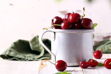 Bardakta taze organik kirazlar