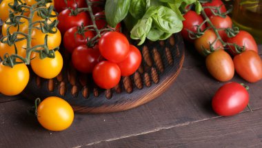 Tahta bir masada organik kiraz domatesleri