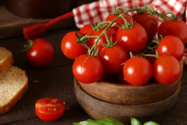 Tahta bir masada organik kiraz domatesleri