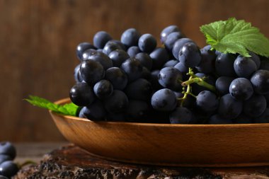 Tahta masadaki organik taze üzümler