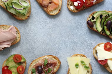 sandviç farklı dolguları - sebze, jambon ve yumurta ile