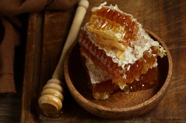 Tahta tabakta bal peteği