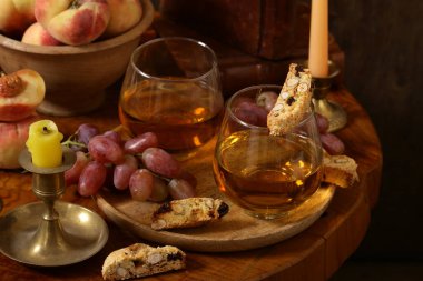 Peynir tabağında ekmek ve masada meyveler.