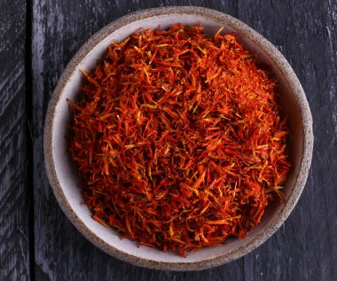 Bir kasede mis kokulu doğu baharatı safranı.