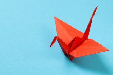 Renkli kağıttan origami vinç