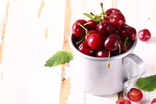 Cerises Biologiques Fraîches Dans Une Tasse — Photo