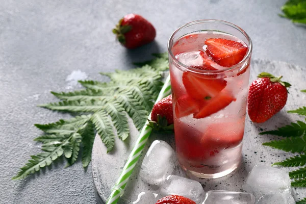 Bebida Refrescante Com Bagas Gelo — Fotografia de Stock