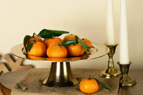 木のテーブルの上の有機新鮮な柑橘類のみかん — ストック写真