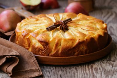 Tahta bir masada ev yapımı elmalı turta.