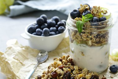 Kahvaltı müsli ve taze böğürtlen.