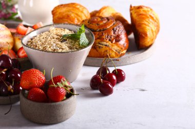 Kahvaltı müsli ve taze böğürtlen.