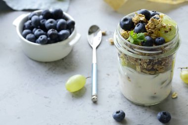 Kahvaltı müsli ve taze böğürtlen.