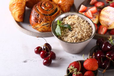 Kahvaltı müsli ve taze böğürtlen.