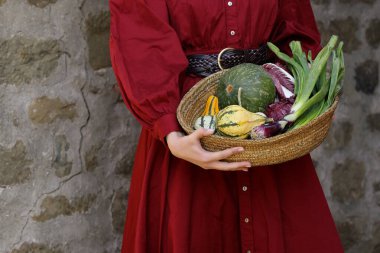 Sebze hasadı dolu sonbahar sepeti