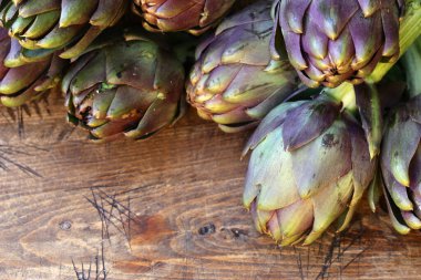 Masada olgun organik sebze enginarı var.