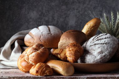 Fırında taze ekmek ve çörekler.