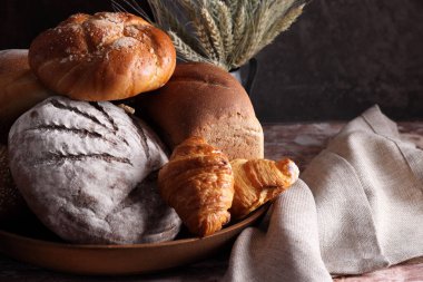 Fırında taze ekmek ve çörekler.