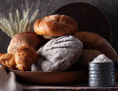 Fırında taze ekmek ve çörekler.