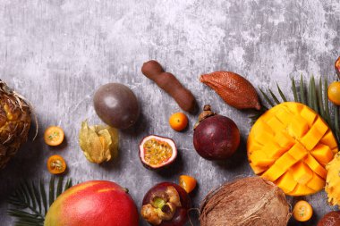 Masada çeşitli tropikal egzotik meyveler var.