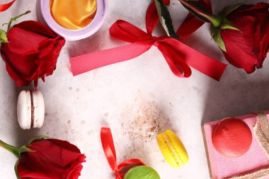 Güllü ve hediyeli tatil arkaplanı