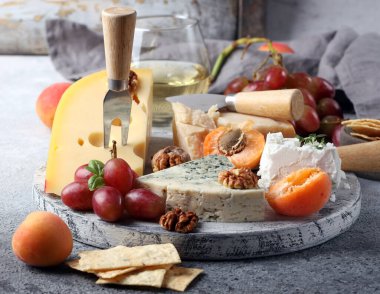 Üzüm ve fındıklı peynir tahtası