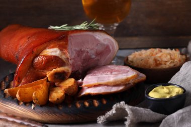 Hardallı ve lahanalı domuz budu.