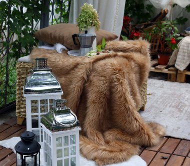 Yastıklı ve kahveli halktan bir iç mekan.