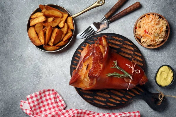 Gebackene Schweinshaxe Mit Senf Und Kohl — Stockfoto