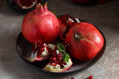 Masanın üzerinde olgun organik nar meyvesi