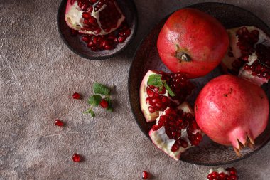 Masanın üzerinde olgun organik nar meyvesi