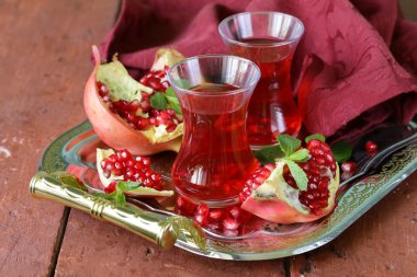Geleneksel cam bardak nar meyve çayı