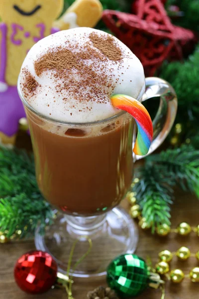 Bebida festiva (chocolate, cacao, café) con espuma de leche, Bodegón de Navidad — Foto de Stock