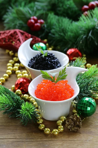 Festliche Vorspeise Delikatesse roter und schwarzer Kaviar, weihnachtliches Stillleben — Stockfoto