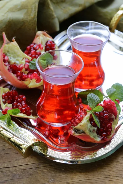 Tè alla frutta melograno in tazze di vetro tradizionali — Foto Stock