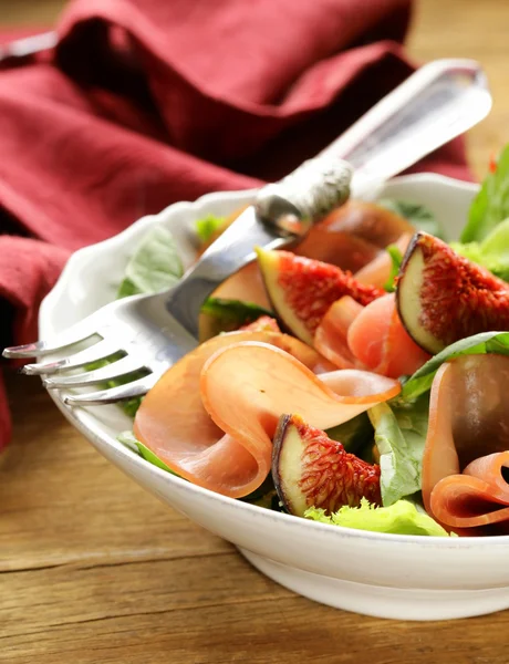 Салат с копченой ветчиной и свежими сладкими инжирами — стоковое фото