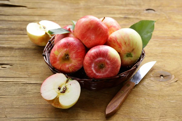 Olgun kırmızı elmalar sonbaharda hasat ahşap zemin — Stok fotoğraf