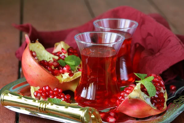 Tè alla frutta melograno in tazze di vetro tradizionali — Foto Stock