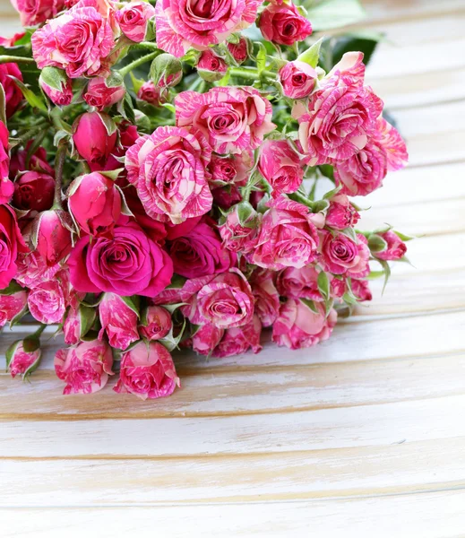 Bouquet de roses avec coffret cadeau sur fond bois — Photo