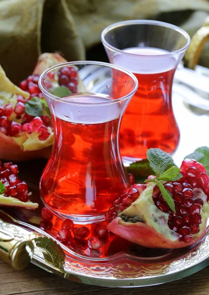 Granatäpple frukt te i traditionella glas koppar — Stockfoto